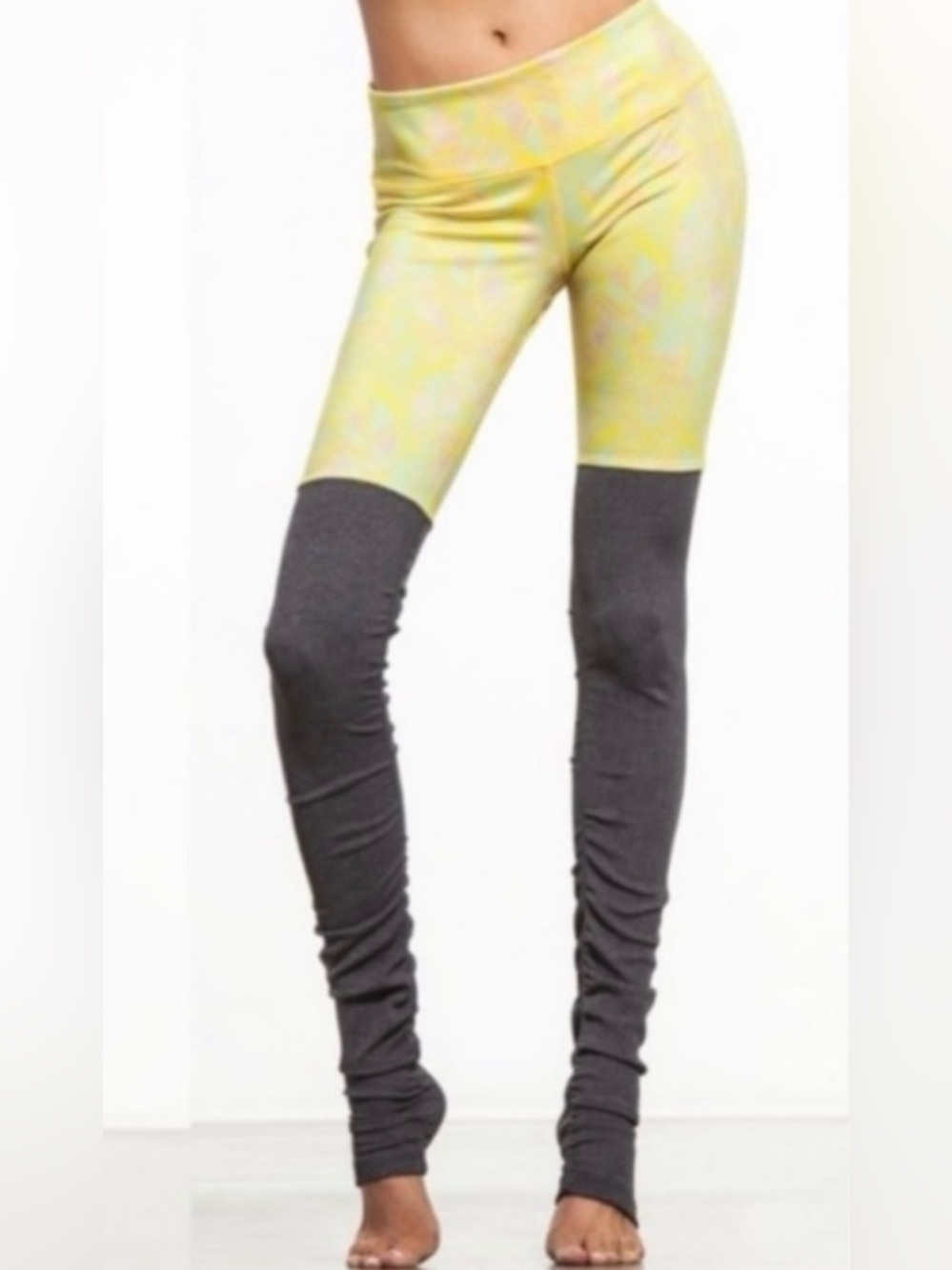 Alo Yoga Goddess Leggings in Zest Indio. Size S